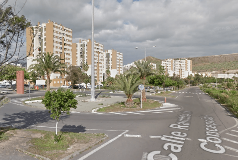 El accidente ocurrió en una rotonda próxima a la explanada del mercadillo y al pabellón de Jinámar (Foto Google Maps))